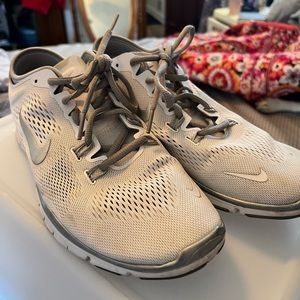 Women’s size 10 tennis shoes